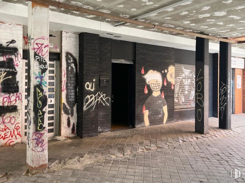 Local en venta en Calle Benjamín Palencia, Puente de Vallecas, Madrid, 28038 con persona, arte, edificio, fachada, suelos, tintes y matices, ciudad, zona urbana, graffiti y evento alrededor