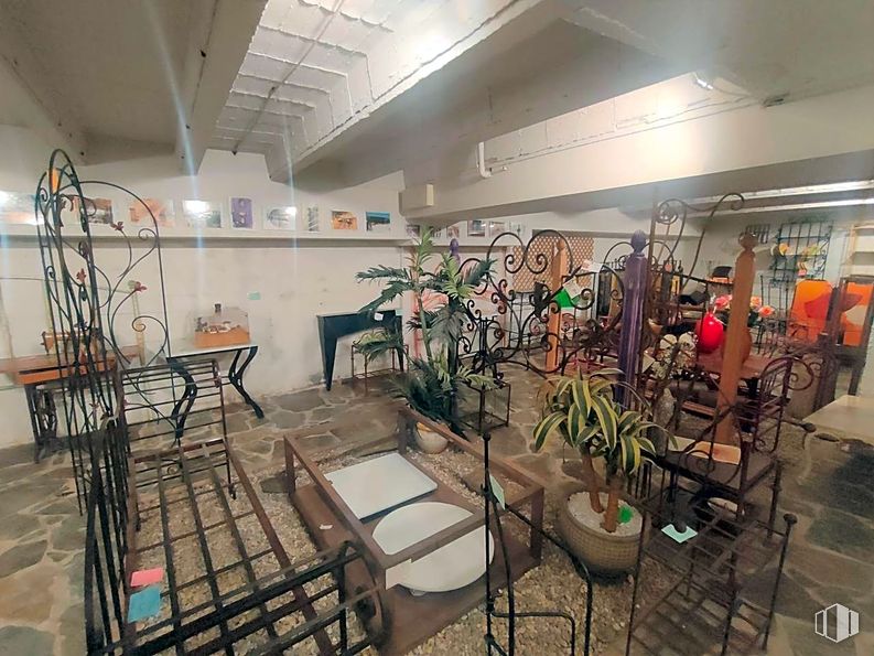 Retail for rent at Calle Nuestra Señora de Valverde, 47, Fuencarral - El Pardo, Madrid, 28034 with houseplant, furniture, flowerpot, chair, plant, interior design, building, table, floor and flooring around