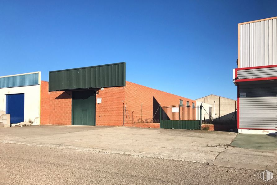 Industrial for sale at Calle Julio Verne, 293, Talavera de la Reina, Toledo, 45614 with building, door, sky, road surface, asphalt, window, material property, wood, composite material and landscape around