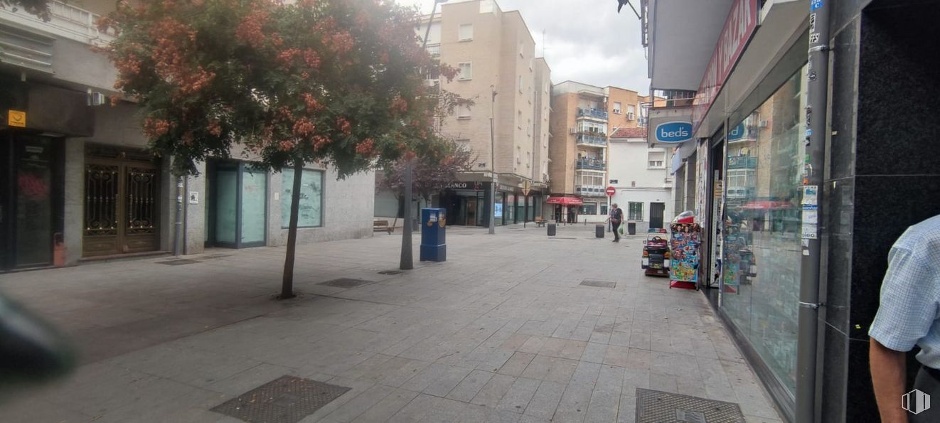 Retail for sale & for rent at Calle Alfares, 4, Alcorcón, Madrid, 28922 with person, building, sky, road surface, urban design, tree, road, flowerpot, flooring and city around