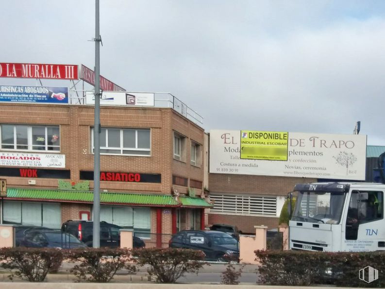 Local en alquiler y venta en Zona Avenida de Madrid, Arganda del Rey, Madrid, 28500 con edificio, ventana, coche, cielo, planta, nube, vehículo, vehículo de motor, neumático y rueda alrededor