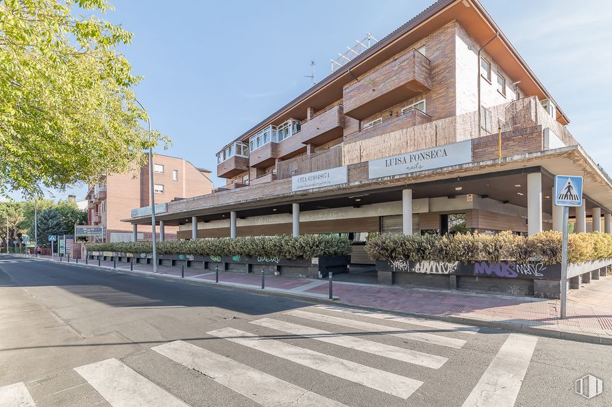 Local en alquiler en Calle Costa Verde, Collado Villalba, Madrid, 28400 con edificio, cielo, planta, arquitectura, diseño urbano, árbol, zona residencial, superficie de la carretera, sombra y fachada alrededor