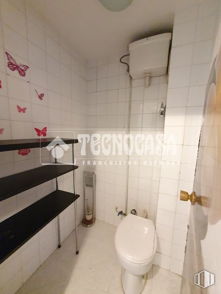 Retail for rent at Zona Soto, Móstoles, Madrid, 28047 with toilet, building, bathroom, toilet seat, plumbing fixture, fixture, purple, architecture, interior design and floor around