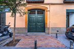 Retail for sale at Calle Madera, Centro, Madrid, 28004 with door, car, motorcycle, photograph, blue, automotive lighting, building, wood, road surface and vehicle around