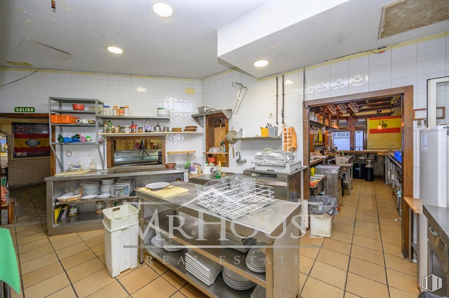 Retail for sale at Calle Dos Amigos, Parla, Madrid, 28980 with table, furniture, interior design, kitchen, lighting, shelf, countertop, cabinetry, ceiling and shelving around