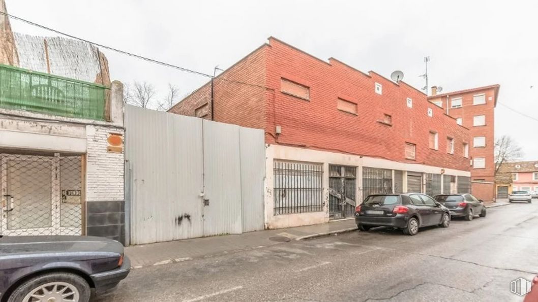 Retail for sale at Calle Ancha, 27, Aranjuez, Madrid, 28300 with car, wheel, tire, house, automotive parking light, land vehicle, vehicle, property, sky and building around