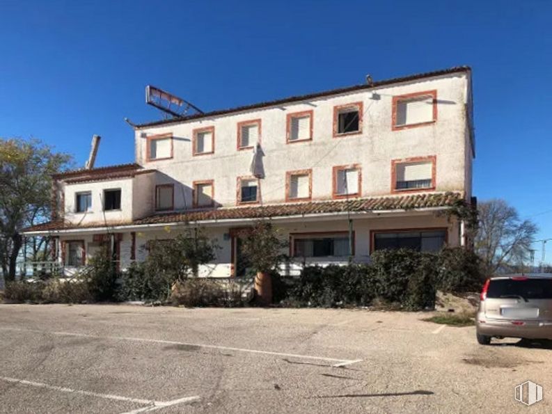 Retail for sale at Polígono Diseminados, Ledanca, Guadalajara, 19196 with car, house, window, sky, plant, tree, vehicle, building, real estate and facade around