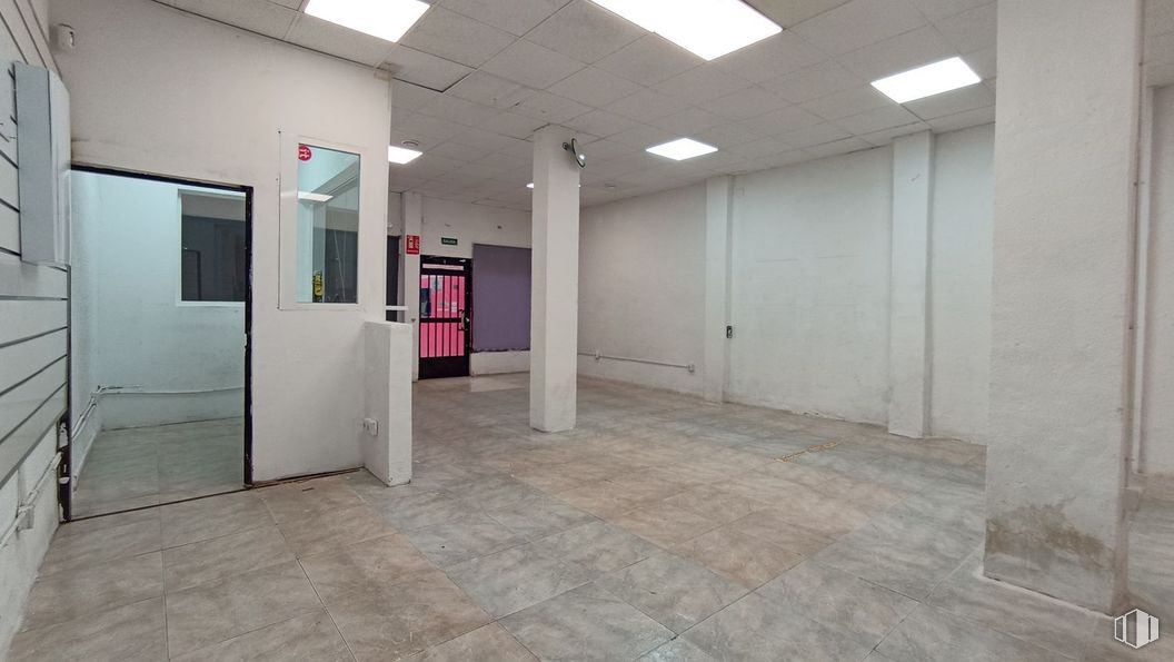 Retail for rent at Calle Nazaret, Fuenlabrada, Madrid, 28941 with light fixture, door, lighting, fixture, flooring, floor, hall, building, glass and ceiling around