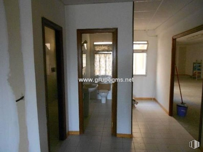 Office for rent at Calle Juan Bravo, Segovia, 40001 with mirror, building, fixture, window, wood, door, floor, shade, flooring, hall and real estate around