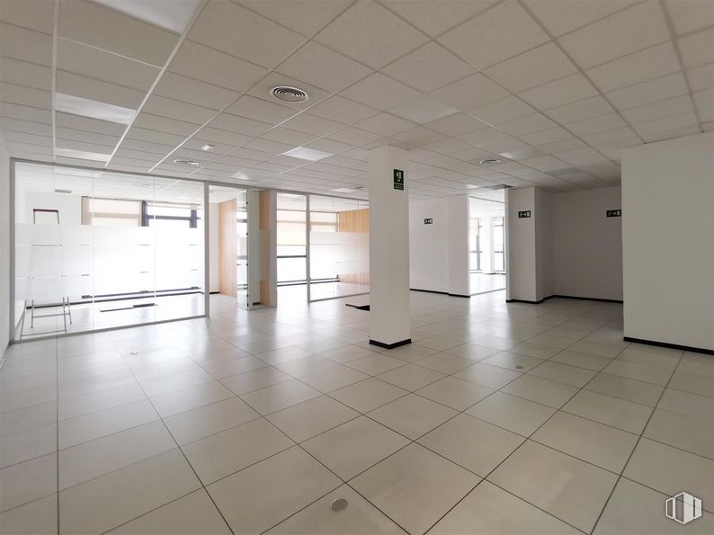 Oficina en alquiler en Calle Casas de Miravete, Villa de Vallecas, Madrid, 28031 con accesorio, interiorismo, hall, suelos, suelo, vidrio, techo, espacio, evento y material compuesto alrededor