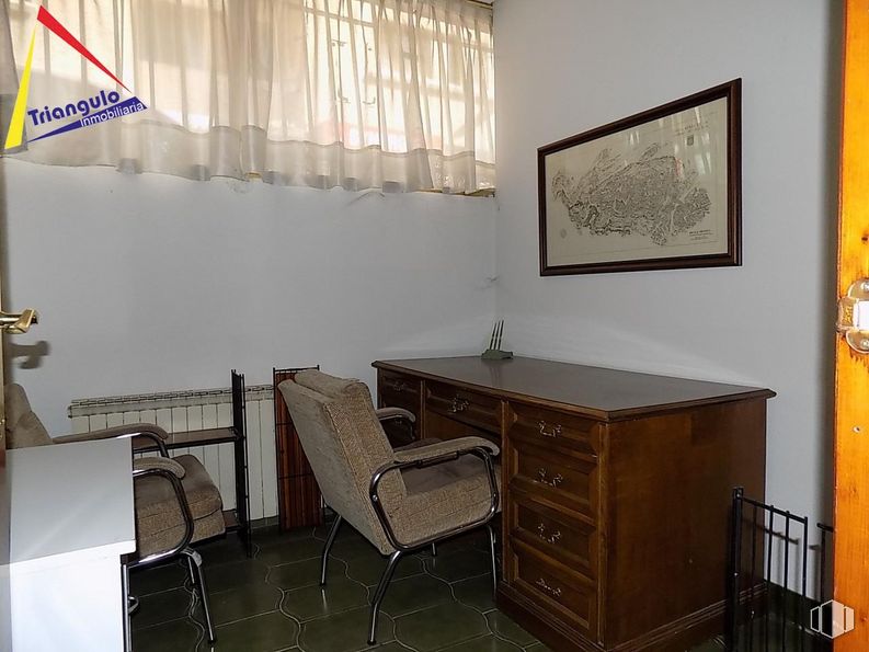 Retail for sale at Zona Santo Tomás, Segovia, 40002 with chair, picture frame, chest of drawers, furniture, property, cabinetry, table, drawer, wood and building around