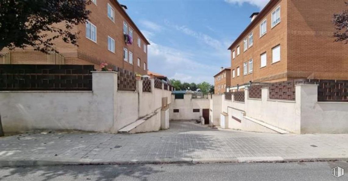 Office for sale at Calle Reverencia, Palazuelos de Eresma, Segovia, 40194 with sky, window, building, cloud, fixture, road surface, tree, urban design, neighbourhood and residential area around