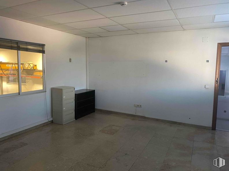 Industrial for rent at Zona industrial, Torrejón de Ardoz, Madrid, 28850 with filing cabinet, door, chest of drawers, window, flooring, floor, ceiling, interior design, tile flooring and glass around