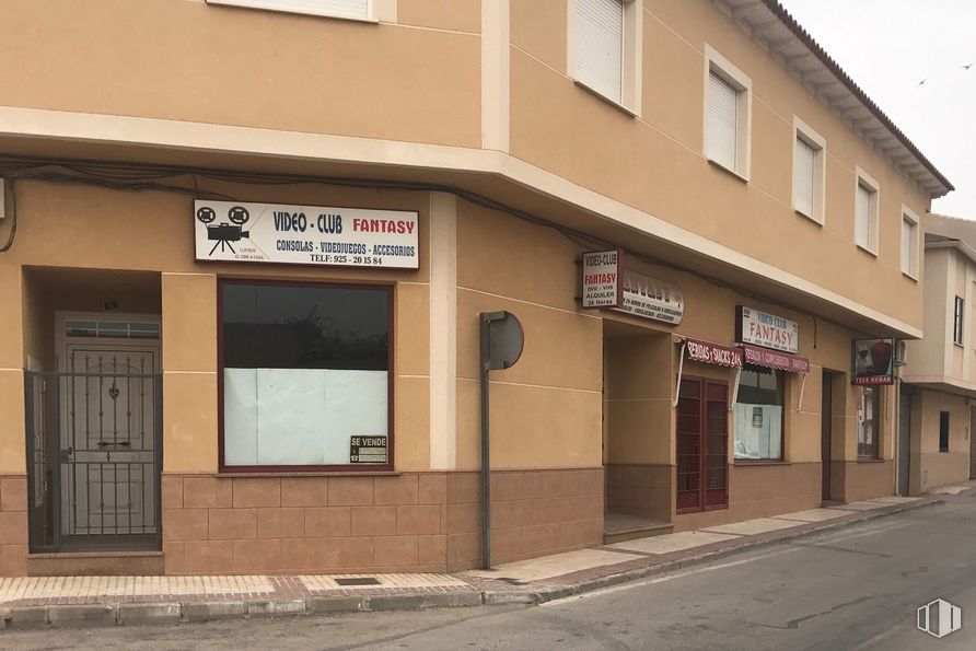 Retail for sale & for rent at Avenida Paz, 3, Villacañas, Toledo, 45860 with door, window, building, property, fixture, architecture, house, facade, font and city around