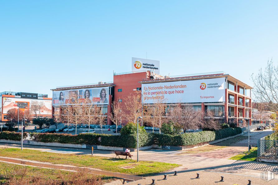 Oficina en alquiler en Avenida Bruselas, 16, Alcobendas, Madrid, 28108 con edificio, cielo, planta, árbol, diseño urbano, barrio, área residencial, fachada, bienes raíces y ciudad alrededor