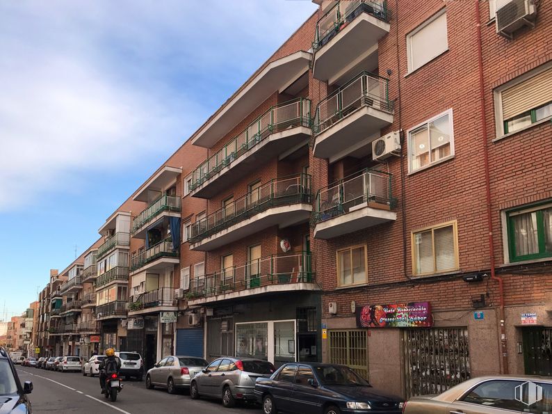 Nave en venta en Paseo Olivos, 95, La Latina, Madrid, 28011 con coche, ventana, nube, edificio, neumático, rueda, cielo, propiedad, vehículo y infraestructura alrededor