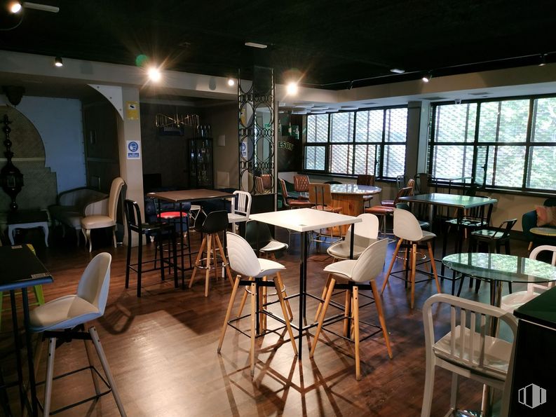 Local en alquiler en Avenida Catalunya, San Sebastián de los Reyes, Madrid, 28700 con silla, mesa, ventana, mesa de cocina y comedor, mueble, propiedad, interiorismo, suelos, madera y madera dura alrededor