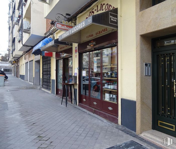 Local en alquiler en Calle Sarria, Fuencarral - El Pardo, Madrid, 28029 con edificio, ventana, puerta, superficie de la carretera, accesorio, fachada, acera, ciudad, uso mixto y diseño urbano alrededor