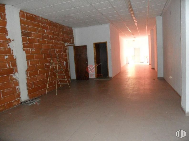 Retail for sale at Zona céntrica, Cuenca, 16004 with door, wood, hall, fixture, flooring, floor, brickwork, wall, building material and brick around