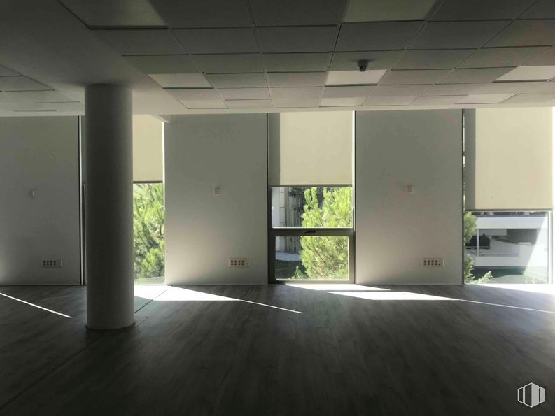 Office for rent at Zona empresarial, Alcobendas, Madrid, 28108 with flooring, floor, interior design, ceiling, architecture, glass, room, daylighting, shade and tile flooring around