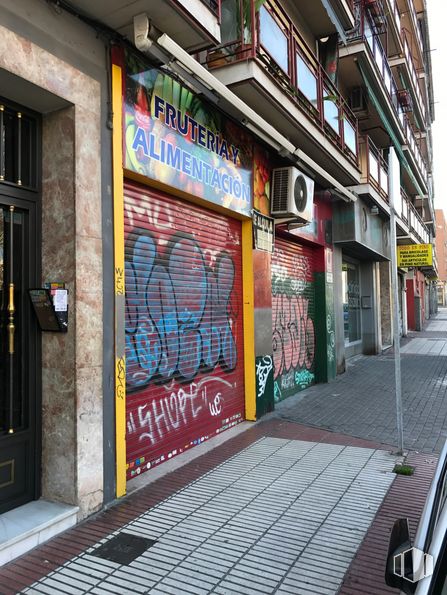 Local en alquiler en Calle Sepúlveda, 121, La Latina, Madrid, 28011 con puerta, edificio, infraestructura, superficie de la carretera, ventana, acera, pared, espacio público, barrio y ciudad alrededor