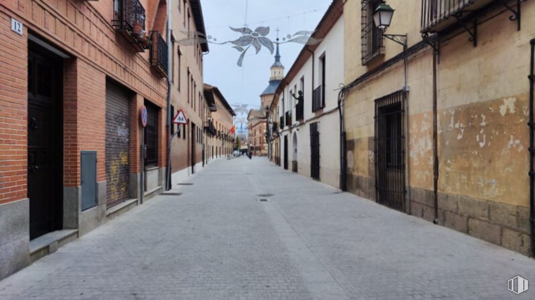 Retail for rent at Calle Escritorios, Alcalá de Henares, Madrid, 28801 with building, window, house, daytime, sky, road surface, cloud, neighbourhood, residential area and alley around