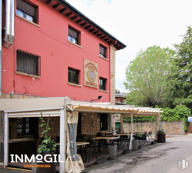 Local en venta en Travesía Santísimo, 2, Navacerrada, Madrid, 28491 con ventana, planta, edificio, cielo, nube, maceta, árbol, barrio, casa y inmobiliario alrededor