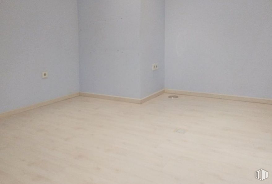 Retail for sale at Plaza Costanilla, La Lastrilla, Segovia, 40196 with wood, flooring, floor, wood stain, hardwood, rectangle, composite material, plywood, pattern and ceiling around