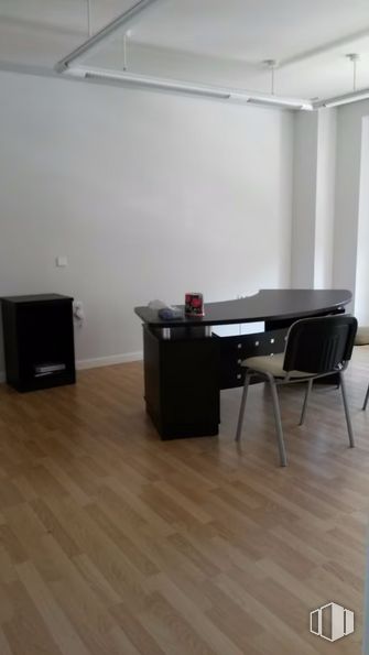 Office for rent at Avenida Gregorio Ruiz, Talavera de la Reina, Toledo, 45600 with chair, desk, furniture, table, interior design, wood, hall, flooring, floor and hardwood around