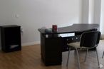 Office for rent at Avenida Gregorio Ruiz, Talavera de la Reina, Toledo, 45600 with chair, desk, furniture, table, interior design, wood, hall, flooring, floor and hardwood around