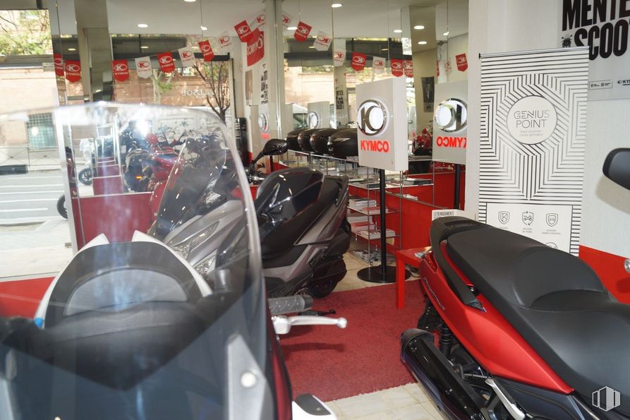 Local en venta en Calle López de Hoyos, 82, Chamartín, Madrid, 28002 con zapato, equipaje y bolsos, vehículo motorizado, diseño automotriz, neumático automotriz, exterior automotriz, iluminación automotriz, vehículo, coche de lujo personal y tecnología alrededor