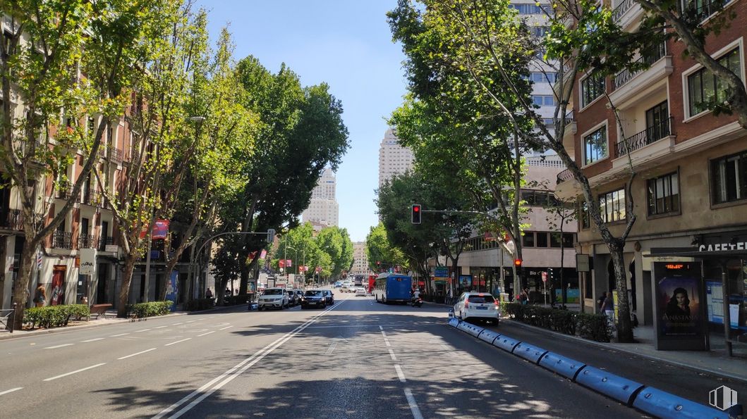 Oficina en alquiler en Calle Princesa, 31, Moncloa - Aravaca, Madrid, 28008 con edificio, coche, día, cielo, vehículo, planta, rueda, superficie de carretera, infraestructura y ventana alrededor