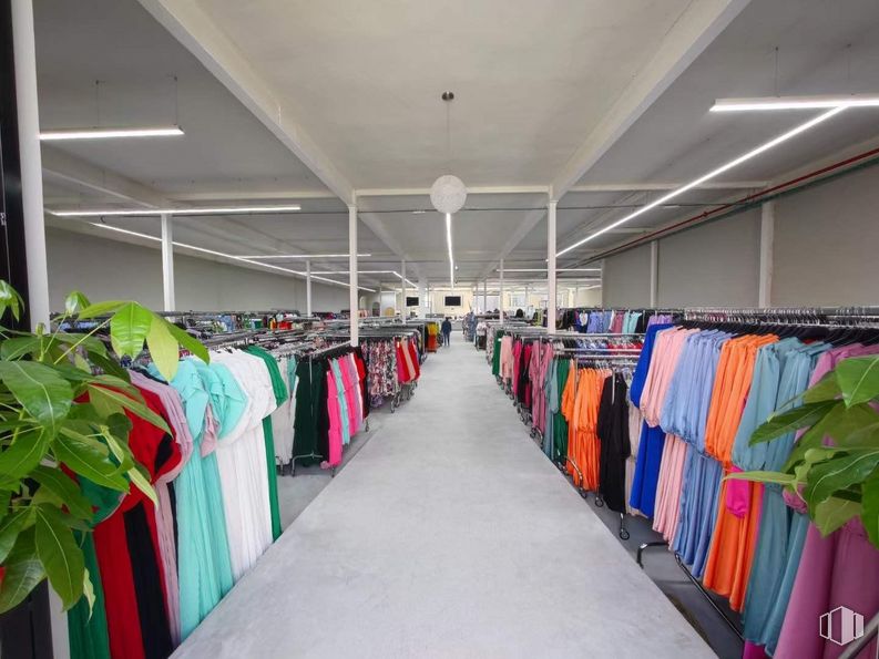 Nave en alquiler en Zona Cobo Calleja, Fuenlabrada, Madrid, 28947 con moda, textil, línea, ciudad, azul eléctrico, evento, accesorio, pasillo, habitación y percha alrededor