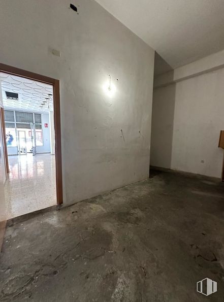 Retail for sale at Parque San Julián - Centro, Cuenca, 16001 with fixture, wood, floor, flooring, building, hall, composite material, paint, plaster and ceiling around