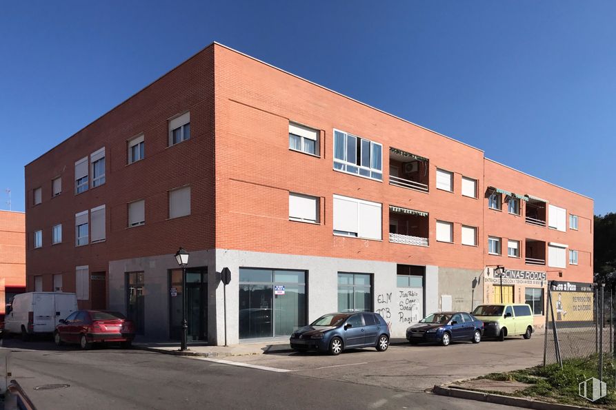 Oficina en alquiler en Calle Granja, 11, Seseña, Toledo, 45224 con coche, edificio, luz de estacionamiento automotriz, rueda, vehículo terrestre, neumático, cielo, ventana, vehículo y ladrillo alrededor