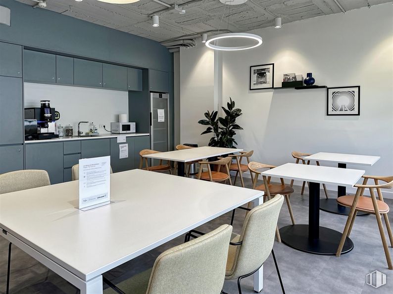 Oficina en alquiler en Regus Tres Cantos, Ronda Poniente, 2, Tres Cantos, Madrid, 28760 con silla, planta de interior, lámpara, mesa, mueble, propiedad, edificio, alumbrado, interiorismo y suelo alrededor