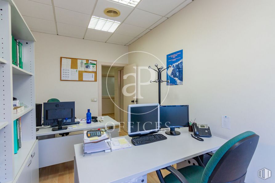 Oficina en venta en Calle Valentín Beato, San Blas - Canillejas, Madrid, 28053 con silla, pantalla de ordenador, teclado del ordenador, estantería, escritorio, mesa, alumbrado, ordenador, edificio y escritorio del ordenador alrededor