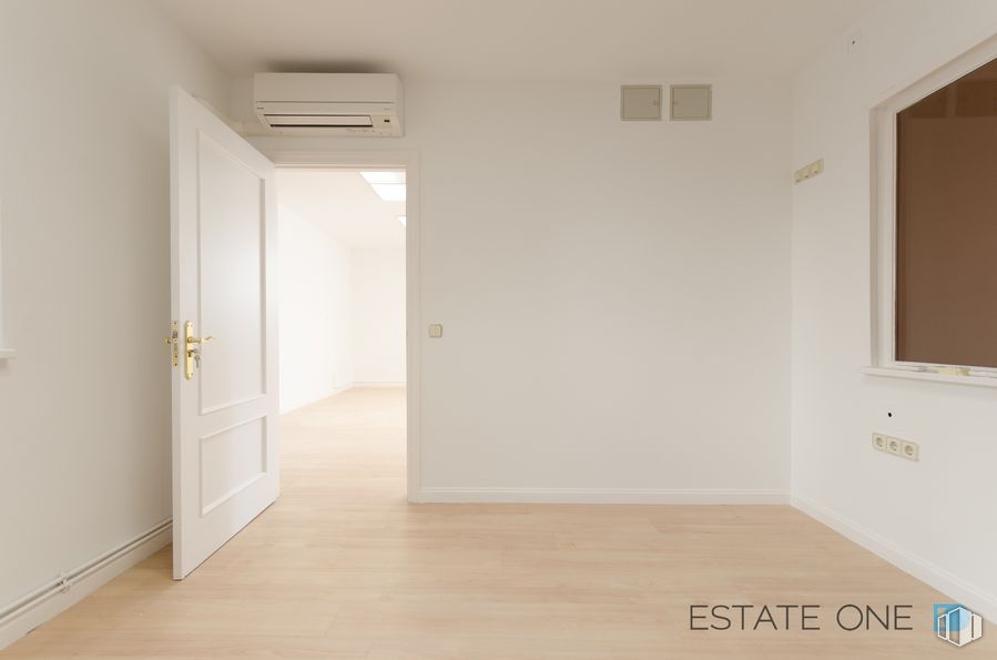 Office for rent at Calle General Oraá, Salamanca, Madrid, 28006 with building, fixture, wood, interior design, hall, paint, automotive exterior, house, flooring and hardwood around