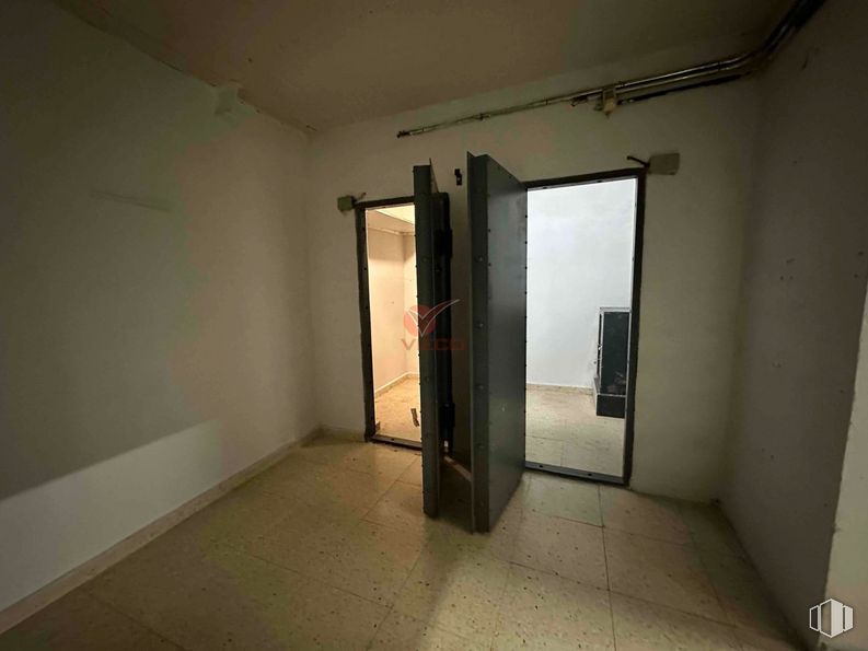 Retail for sale at Zona Centro, Cuenca, 16004 with mirror, fixture, flooring, floor, ceiling, gas, glass, composite material, door and building around