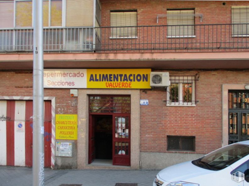 Retail for rent at Zona Fuencarral, Fuencarral - El Pardo, Madrid, 28034 with car, window, building, door, land vehicle, property, vehicle, automotive parking light, fixture and brickwork around