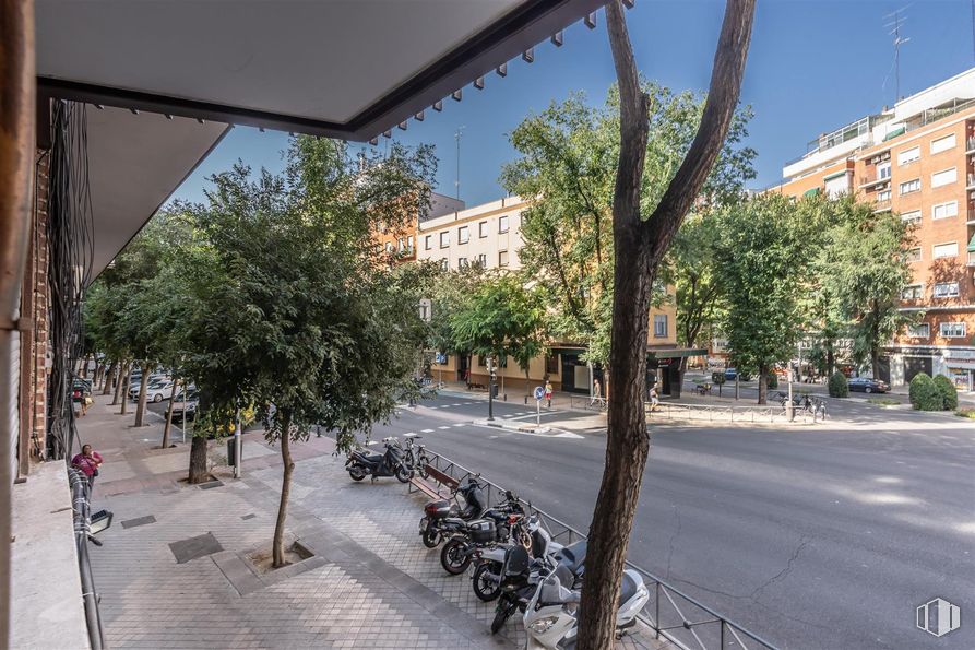 Local en venta en Calle Embajadores, 115, Arganzuela, Madrid, 28045 con edificio, motocicleta, cielo, planta, ventana, rueda, neumático, árbol, superficie de la carretera y vehículo alrededor