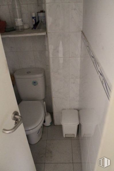 Retail for rent at Centro urbano, Ávila, 05001 with toilet, toilet seat, toilet roll holder, toilet paper, plumbing fixture, paper towel, paper towel holder, bathroom, floor and household supply around