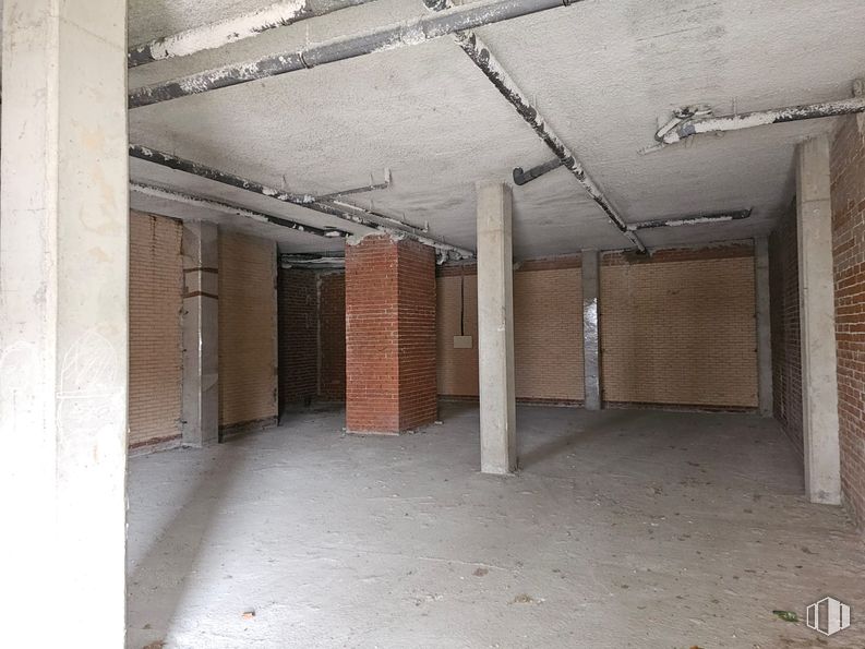 Retail for sale & for rent at Calle Juan Genovés, Torrejón de Ardoz, Madrid, 28850 with door, floor, flooring, ceiling, composite material, concrete, building material, brickwork, column and plaster around