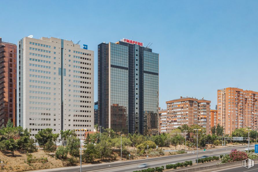 Oficina en alquiler en Avenida Burgos, 12, Chamartín, Madrid, 28036 con edificio, cielo, planta, día, rascacielos, infraestructura, luz de la calle, árbol, diseño urbano y condominio alrededor