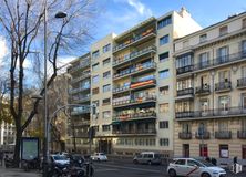 Oficina en alquiler en Calle Almagro, Chamberí, Madrid, 28010 con coche, motocicleta, edificio, cielo, rueda, neumático, vehículo, ventana, propiedad y nube alrededor