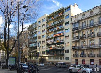 Oficina en alquiler en Calle Almagro, Chamberí, Madrid, 28010 con coche, motocicleta, edificio, cielo, rueda, neumático, vehículo, ventana, propiedad y nube alrededor