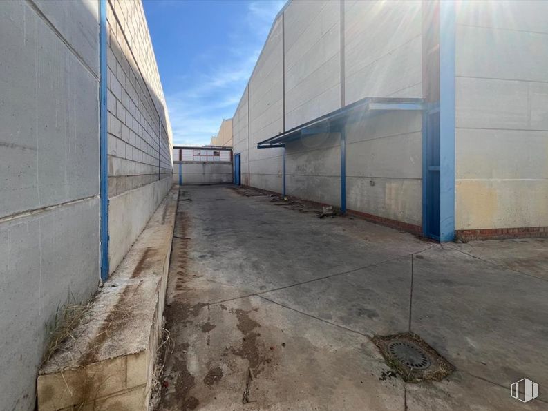 Nave en venta en Calle Barrio de la Estación, Yeles, Toledo, 45220 con propiedad, superficie de la carretera, asfalto, cielo, nube, material compuesto, inmobiliario, fachada, gas y hormigón alrededor