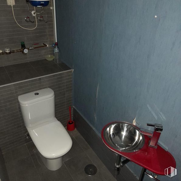 Retail for sale & for rent at Zona El Burgo, Las Rozas de Madrid, Madrid, 28230 with toilet, sink, plumbing fixture, property, bathroom sink, toilet seat, bathroom, purple, interior design and floor around