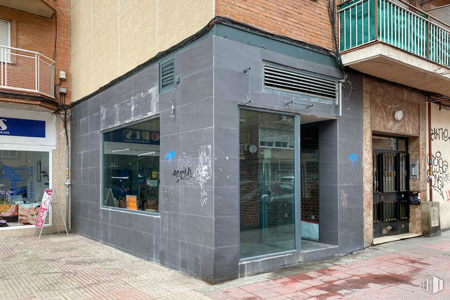 Local en venta en Avenida Constitución, 42, Coslada, Madrid, 28820 con accesorio, material de construcción, material compuesto, fachada, puerta, gas, vidrio, ciudad, edificio comercial y sombra alrededor