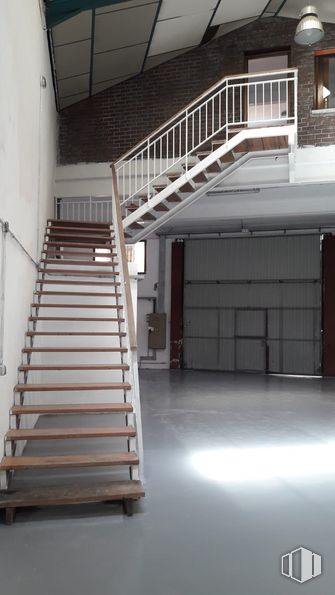 Nave en alquiler en Calle Fresnedillas, 4, Alcorcón, Madrid, 28925 con propiedad, edificio, escaleras, puerta, accesorio, madera, piso, suelo, material compuesto y casa alrededor